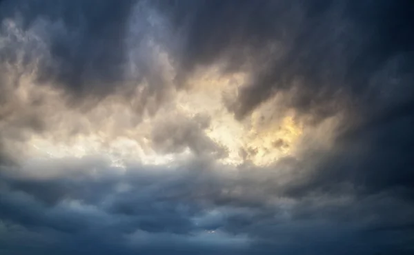 O céu de verão antes da tempestade — Fotografia de Stock