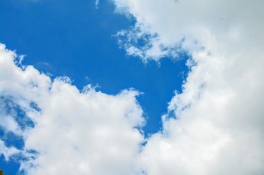 Bulutlu mavi gökyüzü