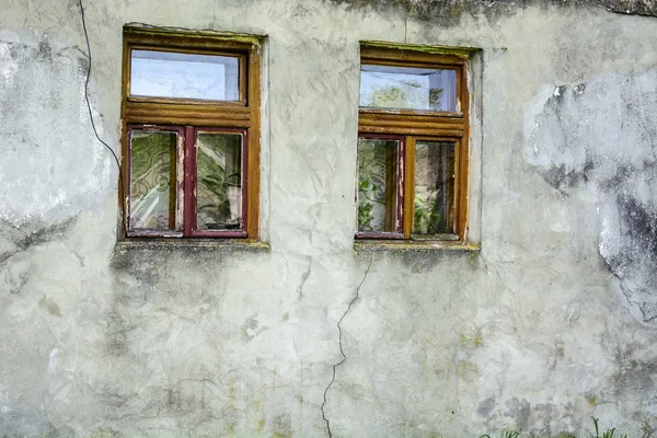 Dos ventanas viejo muro de arcilla —  Fotos de Stock