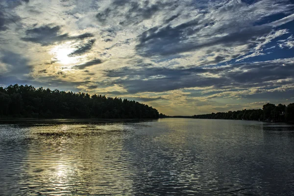 Coucher de soleil sur la grande rivière — Photo