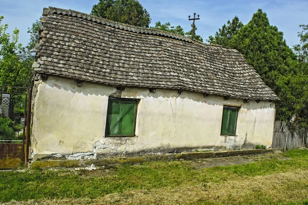 Gammal förfallen bondgård — Stockfoto