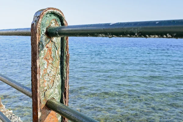 Μεταλλικό κιγκλίδωμα θάλασσα — Φωτογραφία Αρχείου