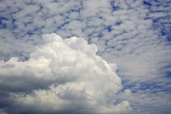 Céu azul com nuvens — Fotografia de Stock