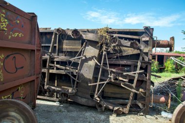 Zrenjanin, Sırbistan, 31 Ağustos 2020. İstasyonun platosunda eski tren vagonlarının kesilmesi. Kesik parçalar geri dönüşüm için demir fabrikasına taşınıyor. Kesme işlemi özel bir makineyle yapılır.