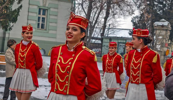 Zrenjanin, Sırbistan, 12 Ocak 2019. Bir grup genç bando şefi sokakta prova yapıyor. Majoretler Karadağlı Herceg Novi 'de düzenlenen geleneksel mimoza karnavalını temsil ediyor.