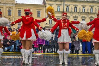 Zrenjanin, Sırbistan, 12 Ocak 2019. Bir grup genç bando şefi sokakta prova yapıyor. Majoretler Karadağlı Herceg Novi 'de düzenlenen geleneksel mimoza karnavalını temsil ediyor.