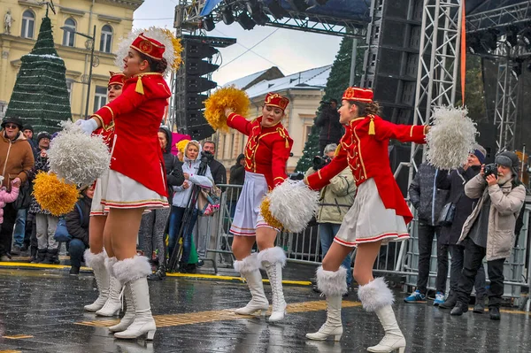 Zrenjanin, Sırbistan, 12 Ocak 2019. Bir grup genç bando şefi sokakta prova yapıyor. Majoretler Karadağlı Herceg Novi 'de düzenlenen geleneksel mimoza karnavalını temsil ediyor.