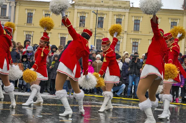 Zrenjanin, Sırbistan, 12 Ocak 2019. Bir grup genç bando şefi sokakta prova yapıyor. Majoretler Karadağlı Herceg Novi 'de düzenlenen geleneksel mimoza karnavalını temsil ediyor.