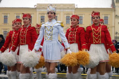 Zrenjanin, Sırbistan, 12 Ocak 2019. Bir grup genç bando şefi sokakta prova yapıyor. Majoretler Karadağlı Herceg Novi 'de düzenlenen geleneksel mimoza karnavalını temsil ediyor.