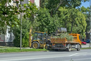 Zrenjanin, 29 Temmuz 2020. Kamyona toplu moloz yığını yüklemek. Kamyon daha sonra her şeyi şehir çöplüğüne götürüyor..