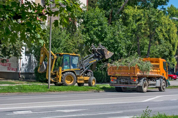 Zrenjanin, 29 Temmuz 2020. Kamyona toplu moloz yığını yüklemek. Kamyon daha sonra her şeyi şehir çöplüğüne götürüyor..