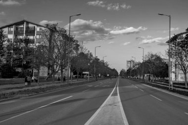 Zrenjanin, Sırbistan, 26 Nisan 2020. Covid 19 salgını nedeniyle karantina döneminde trafik olmayan sokaklar bomboş..