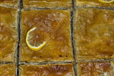 Taze fırınlanmış baklavalı güveç. Bu doğulu lezzeti çocuklar arasında çok popüler..