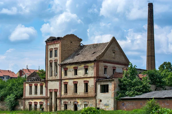 Zrenjanin セルビア 2020年7月4日閲覧 完全に破壊された古い放棄された工場 工場は放棄され 建物は荒廃していました — ストック写真