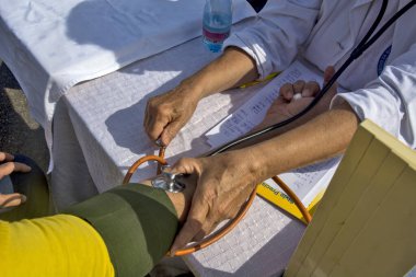 Zrenjanin, Sırbistan, 28 Eylül 2019. Sokaklarda tıbbi kontrolün önleyici eylemleri düzenlendi. Sokaktaki vatandaşların kan şekeri ve kan basıncı kontrol altında..