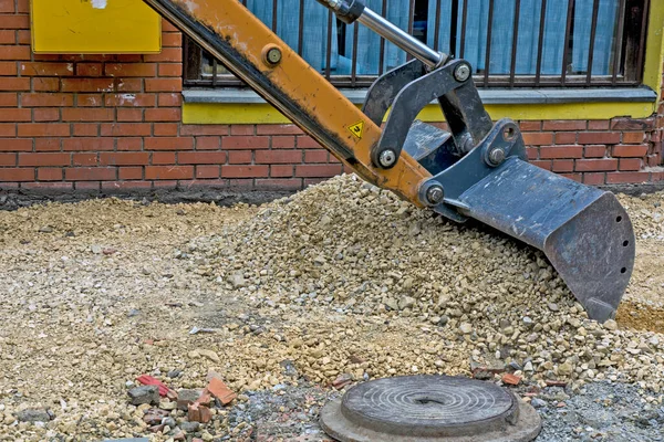 Zrenjanin Serbia July 2020 Bucket Excavator Working Renovation Sidewalk Pedestrian — Stock Photo, Image