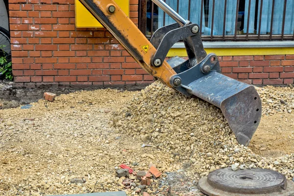 Zrenjanin Serbia July 2020 Bucket Excavator Working Renovation Sidewalk Pedestrian — Stock Photo, Image