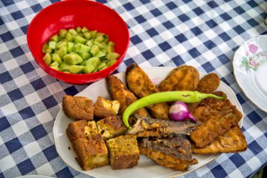Masada yemek var. Fırında balık, salata ve mısır ekmeği..