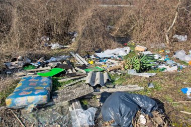 Kentsel bir mahallede çirkin bir çöplük. Sorumsuz insanlar yollara ve demiryollarına çöp atıyor..
