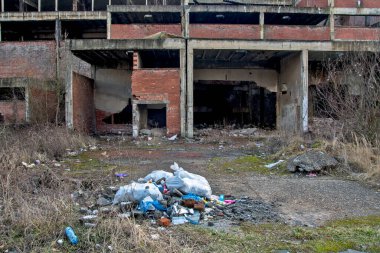Kentsel bir mahallede çirkin bir çöplük. Sorumsuz insanlar yollara ve demiryollarına çöp atıyor..