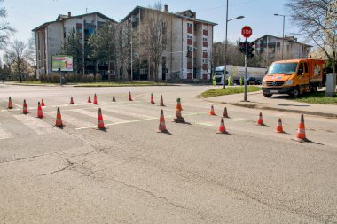 Zrenjanin, Sırbistan 26 Mart 2021. Yayaların geçişlerini boyayan bir şirketin çalışanları, halk arasında 