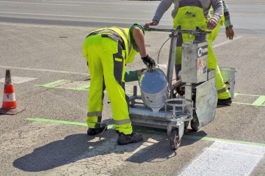 Zrenjanin, Sırbistan 26 Mart 2021. Yayaların geçişlerini boyayan bir şirketin çalışanları, halk arasında 
