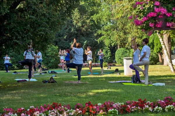 Zrenjanin Serbien Juni 2021 Anlässlich Des Welt Yoga Tages Stadtpark — Stockfoto