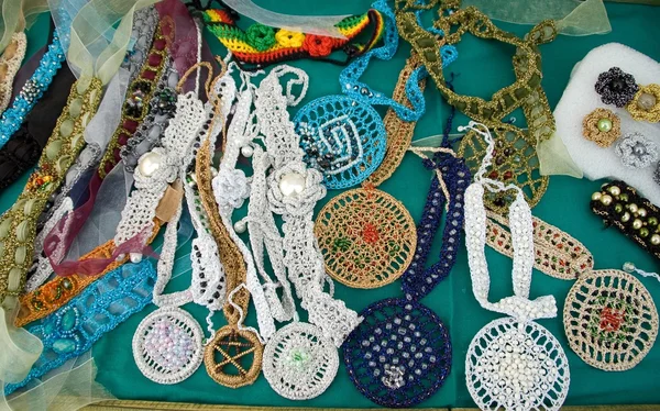 Broş, kolye, küpe ve süs eşyaları yün ve mücevherat