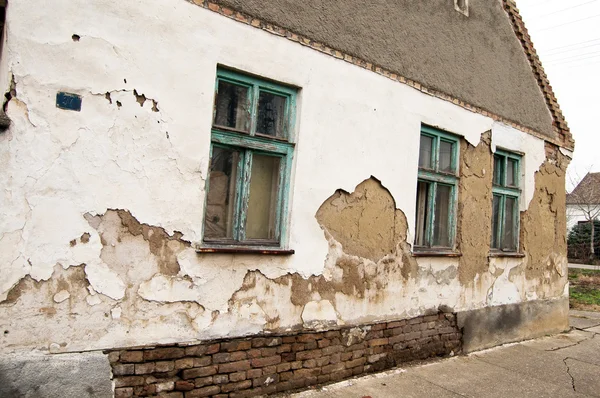 Старый деревенский дом — стоковое фото