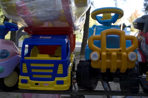 Plastik oyuncak kamyon — Stok fotoğraf