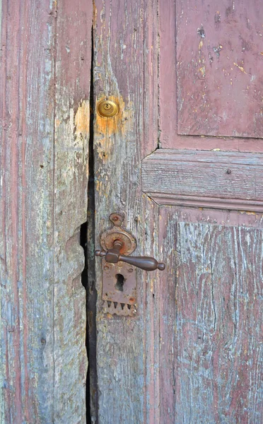 Старая парадная дверь — стоковое фото