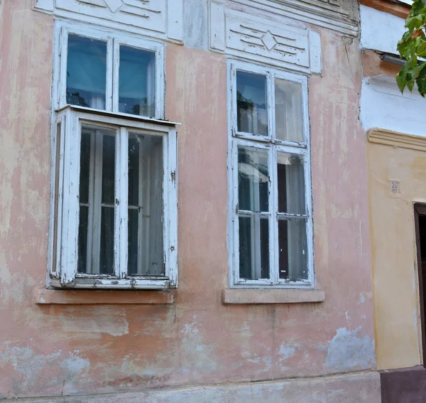 Oude vooruitstekende venster — Stockfoto