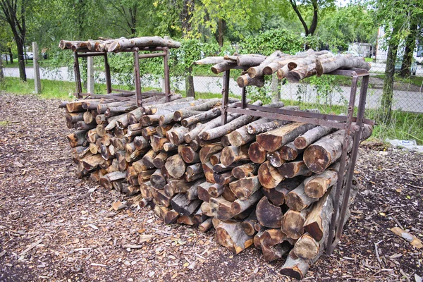 Dřevo skládané do skladu. — Stock fotografie