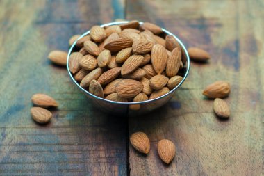 Badem fıstıklarının seçici odağı.