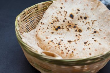 Hint ekmeğinin seçici odak noktası Roti veya el yapımı bambu sepetli Chapati.