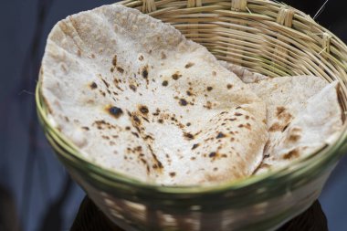 Hint ekmeğinin seçici odak noktası Roti veya el yapımı bambu sepetli Chapati.