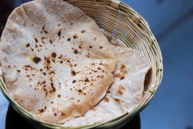 Hint ekmeğinin seçici odak noktası Roti veya el yapımı bambu sepetli Chapati.