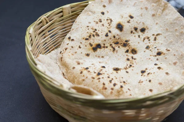 Hint ekmeğinin seçici odak noktası Roti veya el yapımı bambu sepetli Chapati.