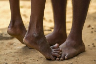 Kabile çocuğu babasıyla ayaklarıyla oynuyor..