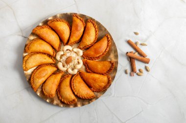 Gujia kıtır kıtır, hilal şeklinde hindistancevizi, khoya, hindistan cevizi ve kuru meyvelerle doludur. Geleneksel olarak Holi Festivali 'nin tadını çıkarırlar..