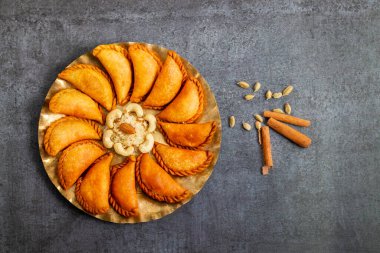 Gujia kıtır kıtır, hilal şeklinde hindistancevizi, khoya, hindistan cevizi ve kuru meyvelerle doludur. Geleneksel olarak Holi Festivali 'nin tadını çıkarırlar..