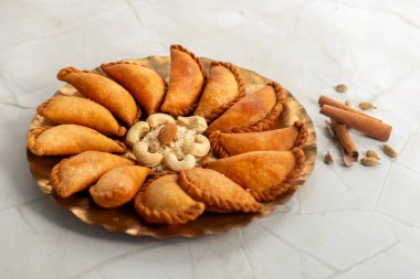 Gujia kıtır kıtır, hilal şeklinde hindistancevizi, khoya, hindistan cevizi ve kuru meyvelerle doludur. Geleneksel olarak Holi Festivali 'nin tadını çıkarırlar..