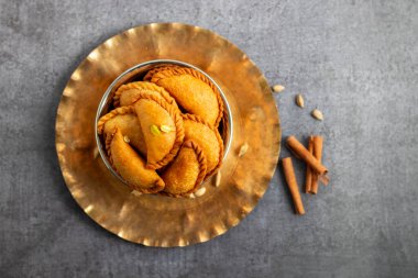 Gujia kıtır kıtır, hilal şeklinde hindistancevizi, khoya, hindistan cevizi ve kuru meyvelerle doludur. Geleneksel olarak Holi Festivali 'nin tadını çıkarırlar..