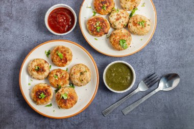 Yumuşak doğranmış tavukla yapılan sulu tavuk peyniri kebabı, erimiş peynirle doldurulmuş, mükemmel ızgara yapılmış, ve naneli turşuyla sıcak servis edilmiş..