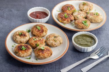 Yumuşak doğranmış tavukla yapılan sulu tavuk peyniri kebabı, erimiş peynirle doldurulmuş, mükemmel ızgara yapılmış, ve naneli turşuyla sıcak servis edilmiş..