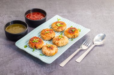 Yumuşak doğranmış tavukla yapılan sulu tavuk peyniri kebabı, erimiş peynirle doldurulmuş, mükemmel ızgara yapılmış, ve naneli turşuyla sıcak servis edilmiş..