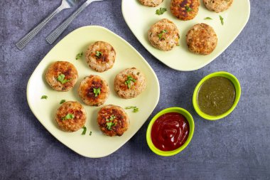 Yumuşak doğranmış tavukla yapılan sulu tavuk peyniri kebabı, erimiş peynirle doldurulmuş, mükemmel ızgara yapılmış, ve naneli turşuyla sıcak servis edilmiş..