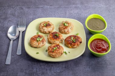 Yumuşak doğranmış tavukla yapılan sulu tavuk peyniri kebabı, erimiş peynirle doldurulmuş, mükemmel ızgara yapılmış, ve naneli turşuyla sıcak servis edilmiş..