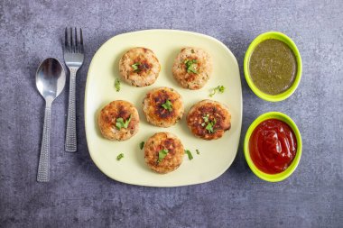 Yumuşak doğranmış tavukla yapılan sulu tavuk peyniri kebabı, erimiş peynirle doldurulmuş, mükemmel ızgara yapılmış, ve naneli turşuyla sıcak servis edilmiş..