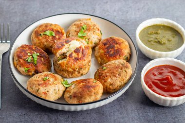 Yumuşak doğranmış tavukla yapılan sulu tavuk peyniri kebabı, erimiş peynirle doldurulmuş, mükemmel ızgara yapılmış, ve naneli turşuyla sıcak servis edilmiş..